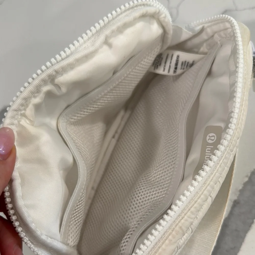 Lululemon Athletica Quilted White Crossbody Bag - Picture 9 of 9
